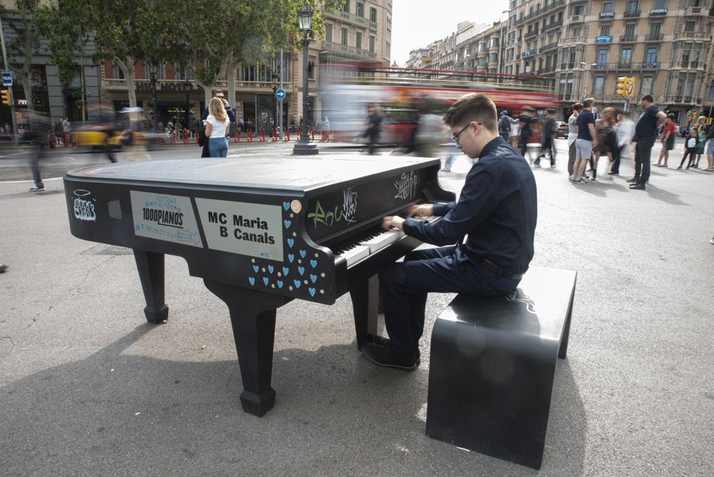 Esteve, playing the piano in Plaça de Catalunya. Photo: Joanna Chichelnitzky