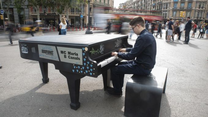 Esteve, tocant el piano que hi ha a la plaça de Catalunya. Foto: Joanna Chichelnitzky