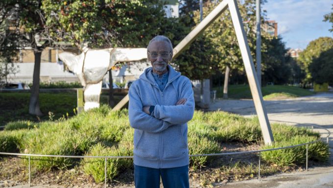 Ferran Soriano, con su escultura en el Parc de Bellvitge de l'Hospitalet. Foto: Joanna Chichelnitzky