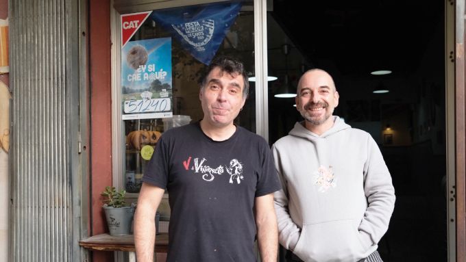 El cuiner del bar, Pere Cardona, amb el propietari, Ramón Puñet. Foto: Laura Santos Puig