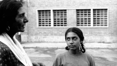 Àvia i neta. Barcelona, 1976. De la sèrie ‘La dona marginada en la societat’| Archivo Colita Fotografía