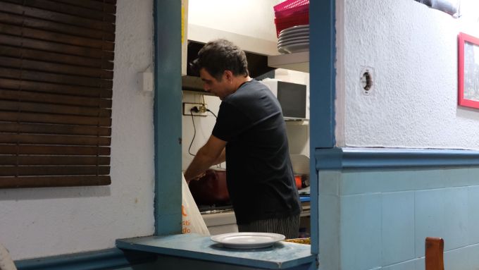 Pere Cardona fa més de deu anys que és al capdavant de la cuina del bar La Nova Farga. Foto: Línia