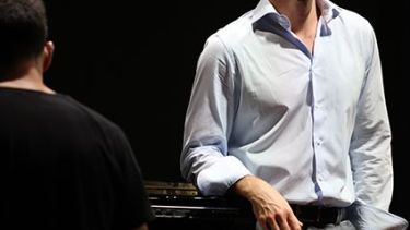 A pianist places the musical note during the show // PROVIDED