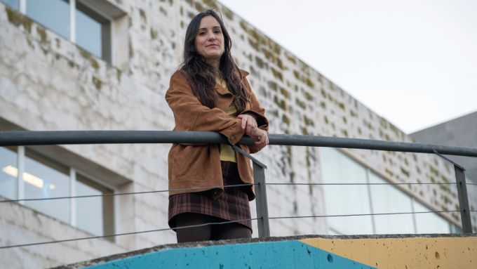 “Ahora que vivo en Gràcia, a veces me cuesta venir a Can Vidalet, porque te acomodas”, dice la escritora. Foto: Joanna Chichelnitzky