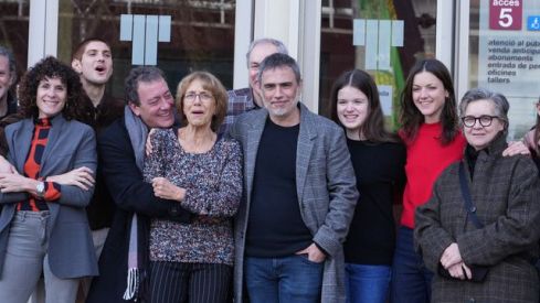 Family photo of the play 'El barquer' at the Teatre Lliure de Montjuïc | Photo by Pere Francesch (1)
