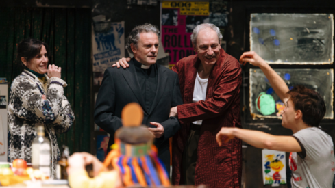 La familia Carney rep la viista del pare Horrigan | Foto de Marta Mas Gironès/ Teatre Lliure