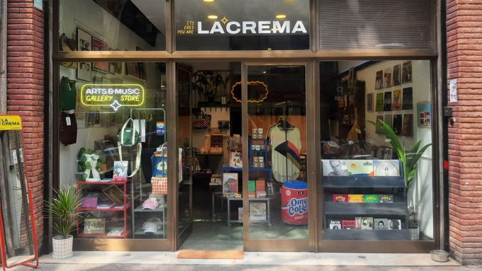 Newspapers, vinyl records, magazines, music books and illustrations coexist in this kiosk. Photo courtesy