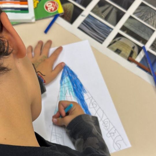 La actividad ‘Dibuja tu edificio’ sirvió para fomentar la creatividad, la interacción y la cultura. Foto cedida