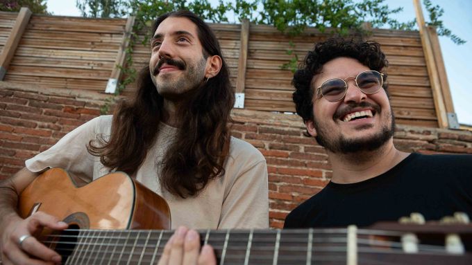 El 10 de abril, el dúo Laribal propondrá una cata de canciones con guitarra y letras costumbristas. Foto: Tomas Cajueiro El 10 de abril, el dúo Laribal propondrá una cata de canciones con guitarra y letras costumbristas. Foto: Tomas Cajueiro