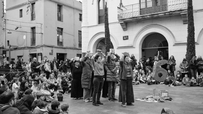 Les participants del projecte, durant una protesta a davant de l’Ajuntament de Badalona. Foto: Anna Rigau