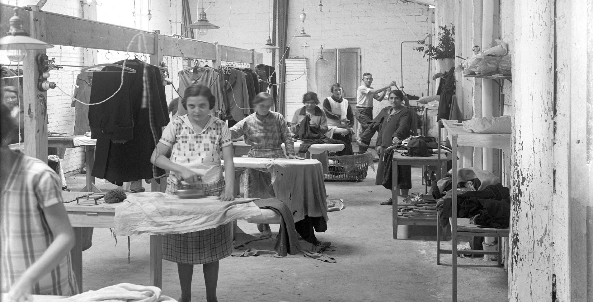 Planxadores de l’empresa Lavados A Seco S.A., 1925 1930. Fons i autoriaNarcís Ricart Baguer. (CAT AGDB R.36648)