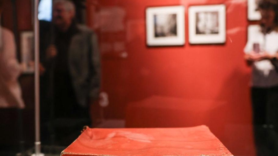 La caja roja donde se encontraron las fotografías. FOTO: Ayuntamiento La caja roja donde se encontraron las fotografías. FOTO: Ayuntamiento
