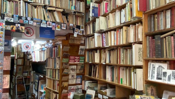 The owner explains that many people enter the bookstore to take photos and leave without buying anything. Photo: Línia Ciutat Vella