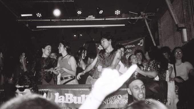 Una festa de la Bulla a La Deskomunal de Sants, la sala de referència del grup. Foto: Carlota Álvarez