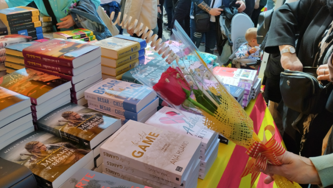The Sant Jordi day will feature one more year with roses and books. Photo: Santa Coloma de Gramenet City Council