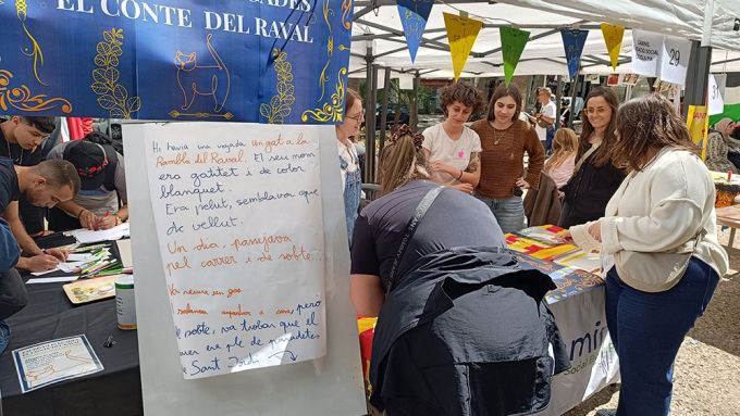 Una cinquantena d’entitats del Raval ompliran el barri d’activitats culturals per Sant Jordi. Foto cedida