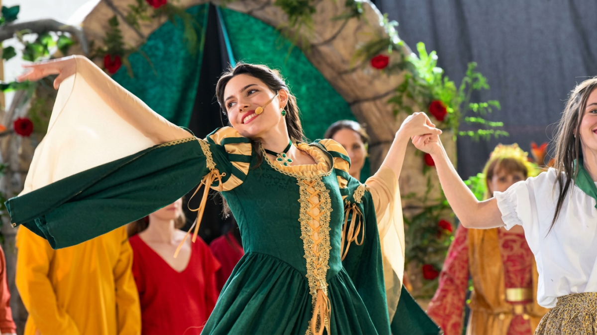 L'Esbart Vila d'Esplugues celebrates the 22nd Legend of Sant Jordi between traditional dance, theater and 3D printing
