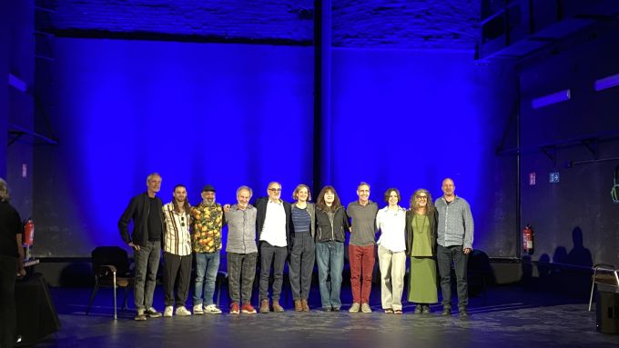 Els directors del nou espais amb alguns dels dramaturgs i intèrprets inclosos en la programació. Foto cedida