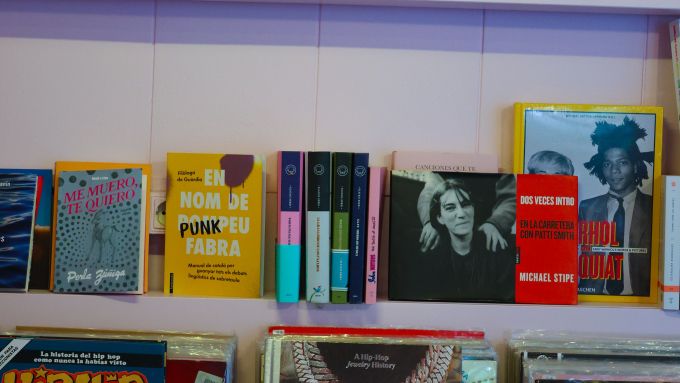 El Corner ofereix llibres, vinils i flors al barri del Poble-sec. Foto cedida