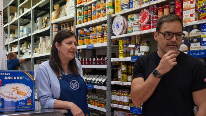 Rosa Escrig, who has worked for 44 years at Conserves Llopart, and Toni Alcaraz, current owner. Photo: Joanna Chichelnitzky