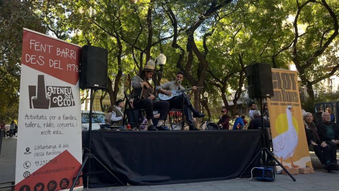 Diumenge passat van actuar els The Heeks a la placeta de l’Oca del Clot. Foto: Instagram (@clot.amb.blues)