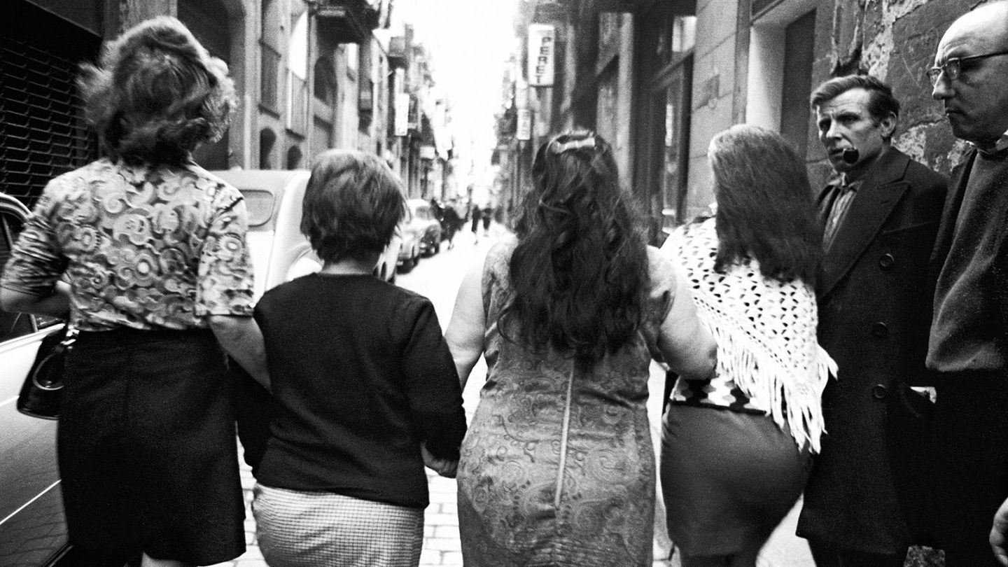 Putas en el Barrio Chino. Barcelona, 1969. De la serieUna profesión arriesgada© Archivo Colita Fotografía