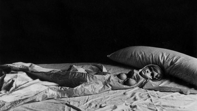 Muñeca hinchable. Barcelona, 1976. De la serieDescuartizar un cuerpo© Archivo Colita Fotografía (1)