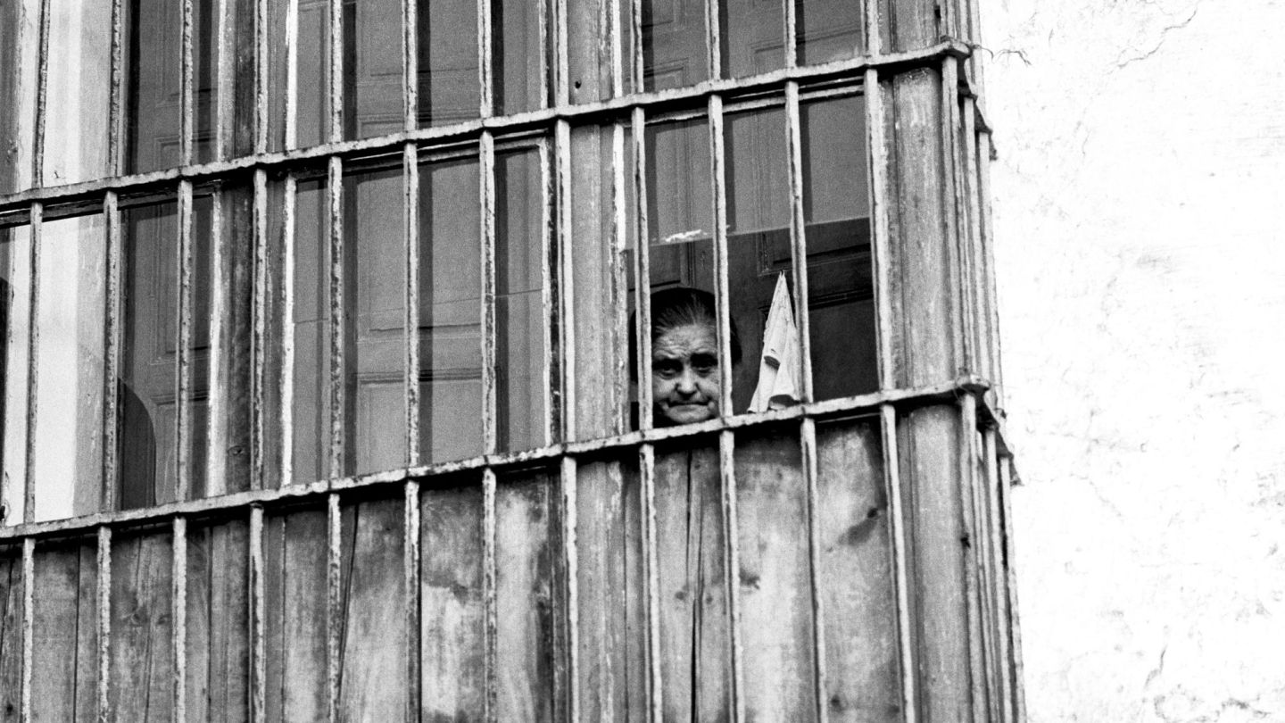 Mujer tras la reja. Sanlúcar de Barrameda, 1969. De la serieHistoria de una soledad© Archivo Colita Fotografía (1) (1)