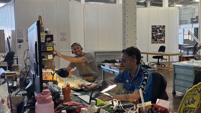 Los dos jóvenes compaginan el trabajo en el sello con el mundo de la hostelería. Foto: Cultura B