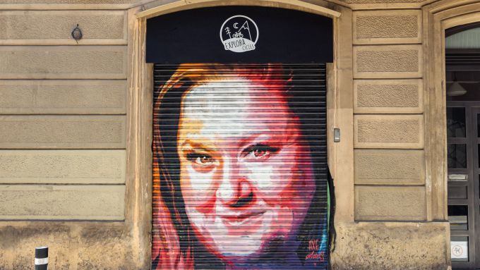 En el Eixample, el proyecto adopta otra forma y retrata figuras destacadas del movimiento LGTBIQ+, con Itziar Castro, entre otros. Foto: Rebobinart.