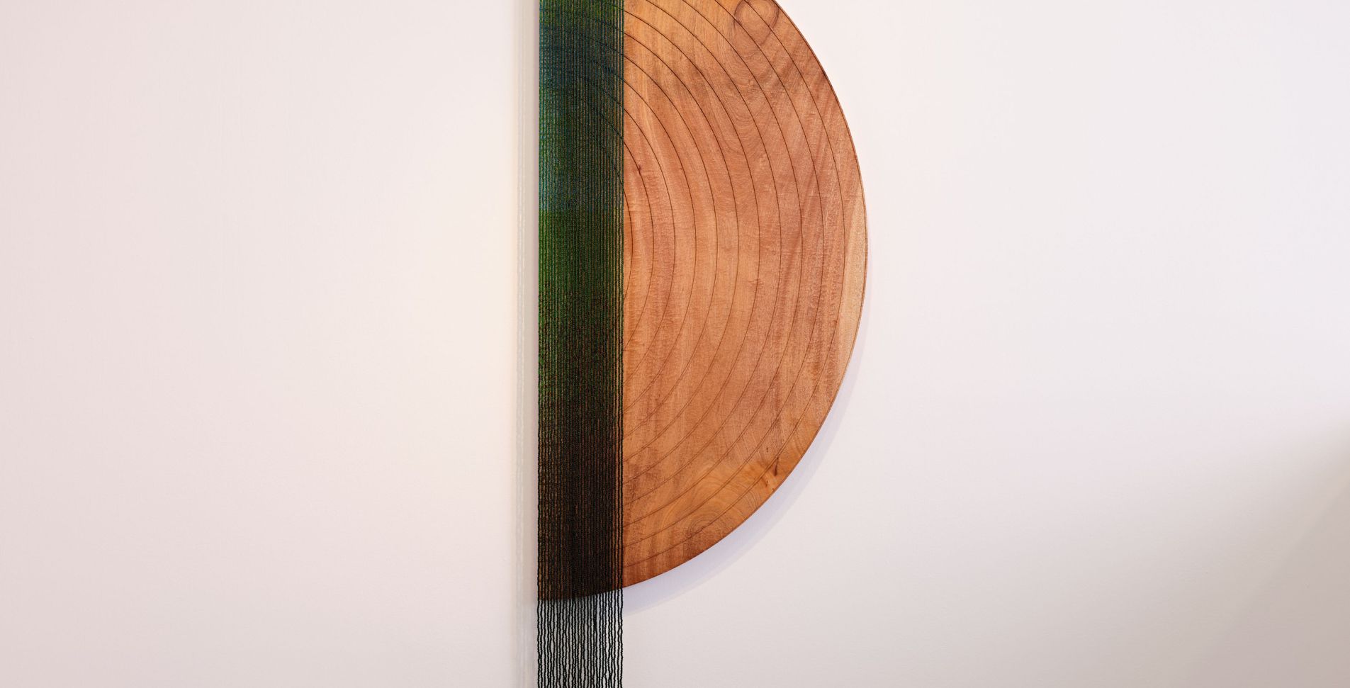 Kapwani Kiwanga Coincidència de desitjos: verd caoba, 2024 Caoba, granadura, metall 230 × 76 × 10,5 cm Fotografia: Jake Seal Goodman Gallery, Londres, 2024. © Kapwani Kiwanga, VEGAP, Barcelona, 2026 Kapwani Kiwanga Coincidència de desitjos: verd caoba, 2024 Caoba, granadura, metall 230 × 76 × 10,5 cm Fotografia: Jake Seal Goodman Gallery, Londres, 2024. © Kapwani Kiwanga, VEGAP, Barcelona, 2026