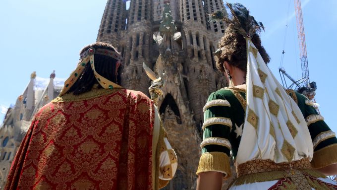 Ball de gegants davant la basílica de la Sagrada Família. Foto: Nico Tomás/ ACN Ball de gegants davant la basílica de la Sagrada Família. Foto: Nico Tomás/ ACN