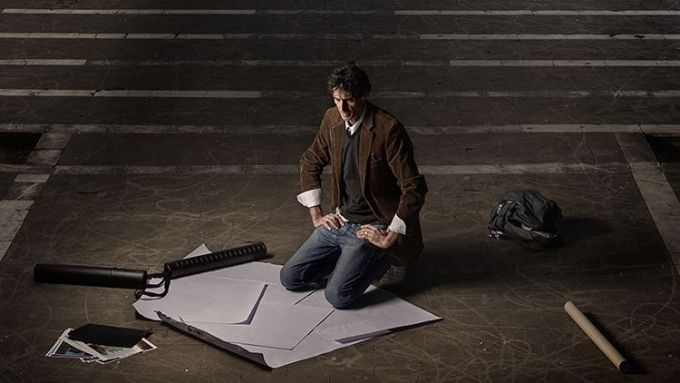 ‘Incipit’ imita una escena de un hombre del Poble-sec que el fotógrafo vio que reseguía baldosas. Foto: Francesco Pergolesi