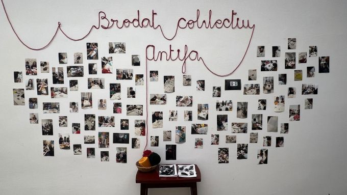 Una parte de la muestra final de los talleres de bordado que han tenido lugar en La Cocota del Poble-sec. Foto cedida