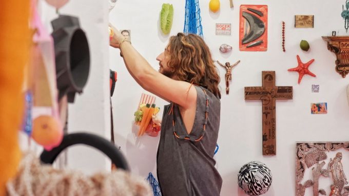 L'artista Gastón Lisak durant el muntatge de 'Santos y Mercaderes' a B-Murals. Foto: Fer Alcalá L'artista Gastón Lisak durant el muntatge de 'Santos y Mercaderes' a B-Murals. Foto: Fer Alcalá