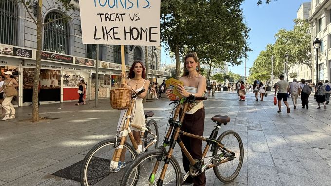 Les responsables de la campanya 'Tourists, Treat Us Like Home'. Foto cedida Les responsables de la campanya 'Tourists, Treat Us Like Home'. Foto cedida