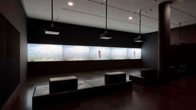 Vistes de l'exposició El gest de filmar. El vídeo a la Col·lecció MACBA, 2026. Foto Miquel Coll Vistes de l'exposició El gest de filmar. El vídeo a la Col·lecció MACBA, 2026. Foto Miquel Coll