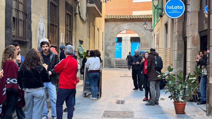 El equipo de América Latina está formado por una veintena de libreros y el de Barcelona lo forman cuatro trabajadores. Foto cedida